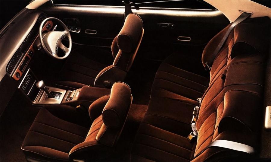 Интерьер Nissan Laurel (C33) 1989 года  (фото 10 из 18)
